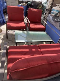 Nice Aluminum Conversational Set With Plush Cushions