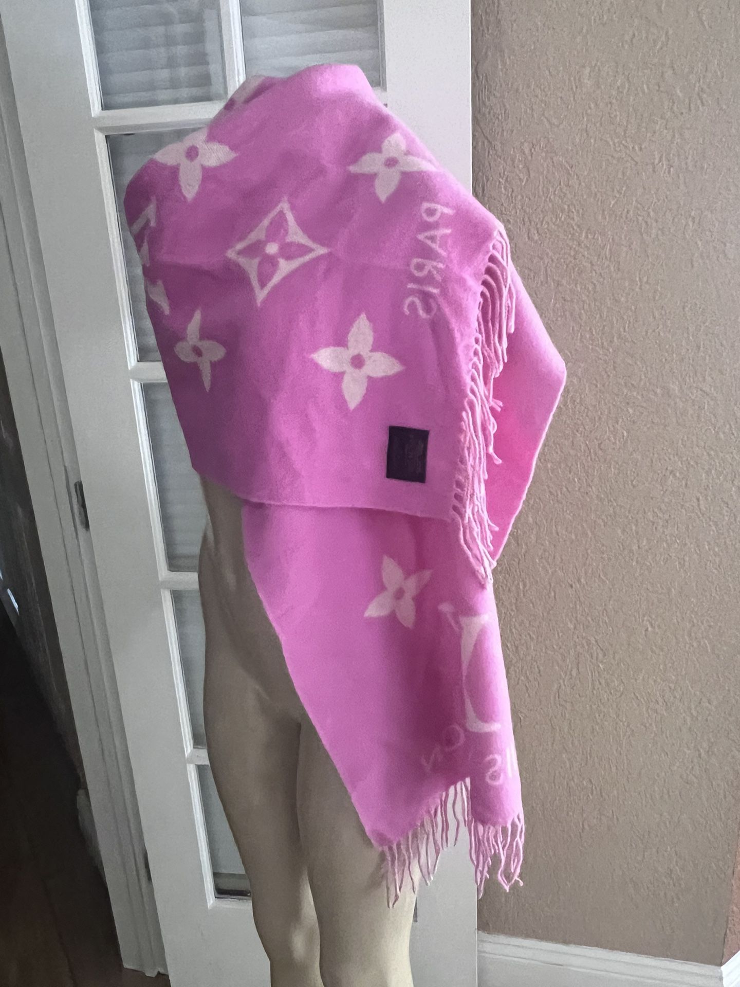 Louis Vuitton, authentic Cashmere scarf, pink