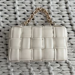 Chic Woven Mini Bag with Gold Chain – Perfect for a Night Out!