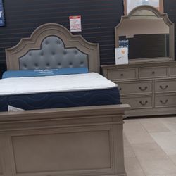 *Bedroom Special*---Frisco Bold Queen Bedroom Sets---Delivery And Easy Financing Available💪
