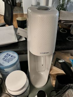 White SodaStream Fizzi sparkling-water maker