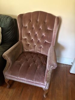 Tufted velvet wingback chair (pink/mauve)