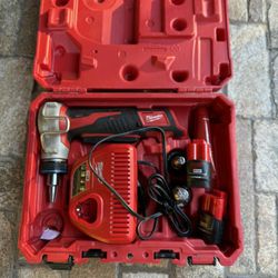 Milwaukee M12 12-Volt Lithium-Ion Cordless ProPEX Expansion Tool Kit with (2) 1.5Ah Batteries, (3) Expansion Heads and Hard Case