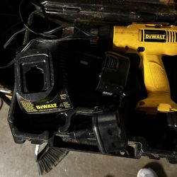 DeWalt 3/8" Cordless Drill/Driver Kit w/teo Batteries and Charger 