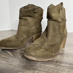 Merona Women’s Faux Suede Chunky Heel Ankle Boot Size 7.5