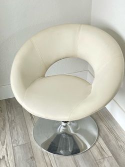 Leather swivel chair!  EXCELLENT CONDITION!  Beautiful cream color