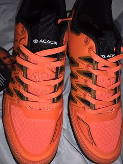 Acacia pickleball shoes, brand new size 9