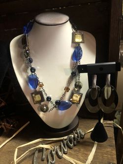 Bold and blue necklace set