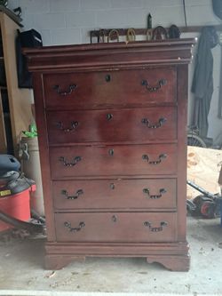 Chest of drawer and 2 nightstands