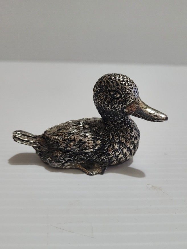 VINTAGE PEWTER DUCK SCULPTURE PAPERWEIGHT DECOR FIGURINE 2" Tall 8Oz.
Used item old vintage beautiful solid metal duck weighs 8 Oz.