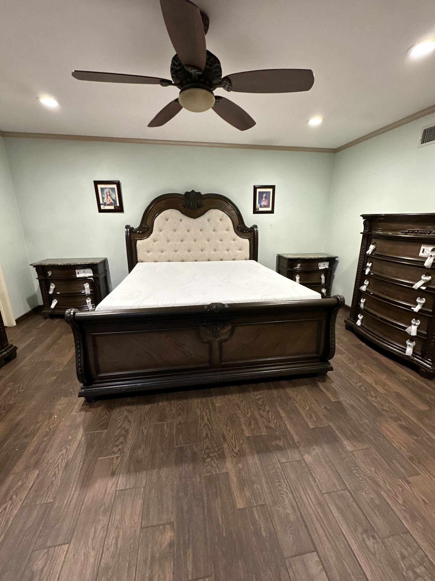 4pc King Size Bedroom Set / mattress included /  New In Box        Bonita recamara Medida King  de 4 Piezas / Colchon Incluido Nueva en Caja