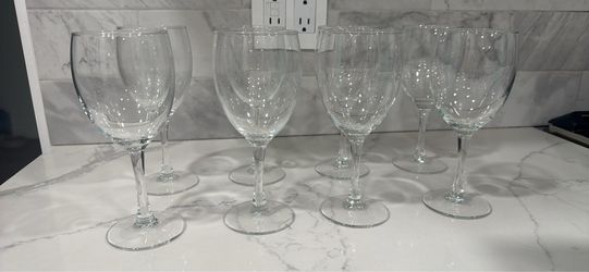 Set of 8 Clear Glass Wine Glasses