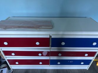 Free kids dresser with changeable drawers