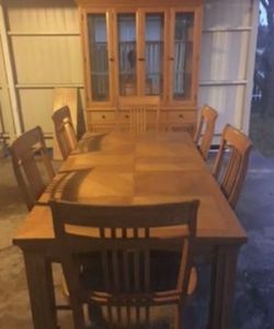 BEAUTIFUL OAK DINING SET WITH HUTCH