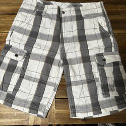 New. Men’s Levi’s Checkered Shorts Size 38