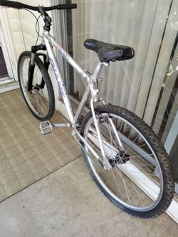 GIANT Aluminum mountain bike (26" aluminum wheels)