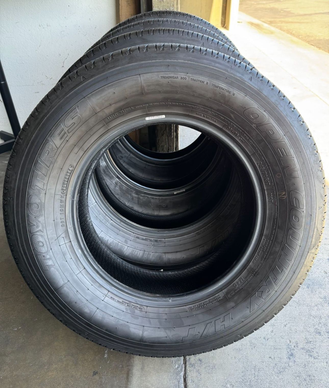 17” Toyo Open Country Tires 245/70R17 llantas