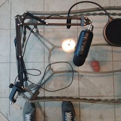 Blue Yeti Microphone with stand (CASH ONLY)
