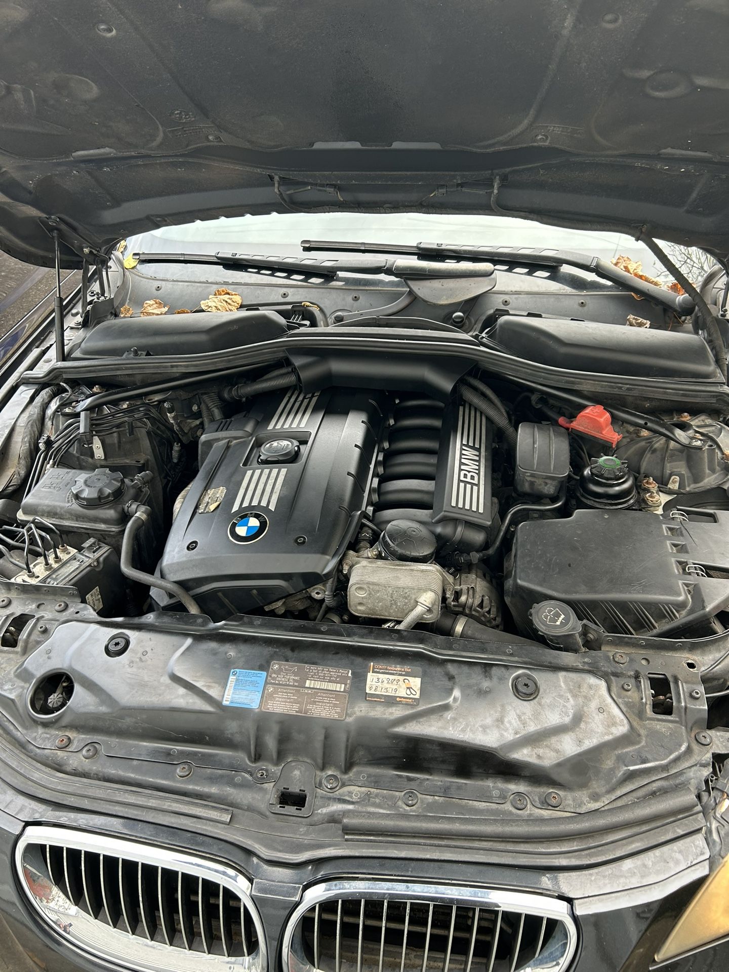 For sale BMW 2009 6-cylinder, running but with a loud engine noise. I have not shown it to a mechanic. Its price is $1,000.