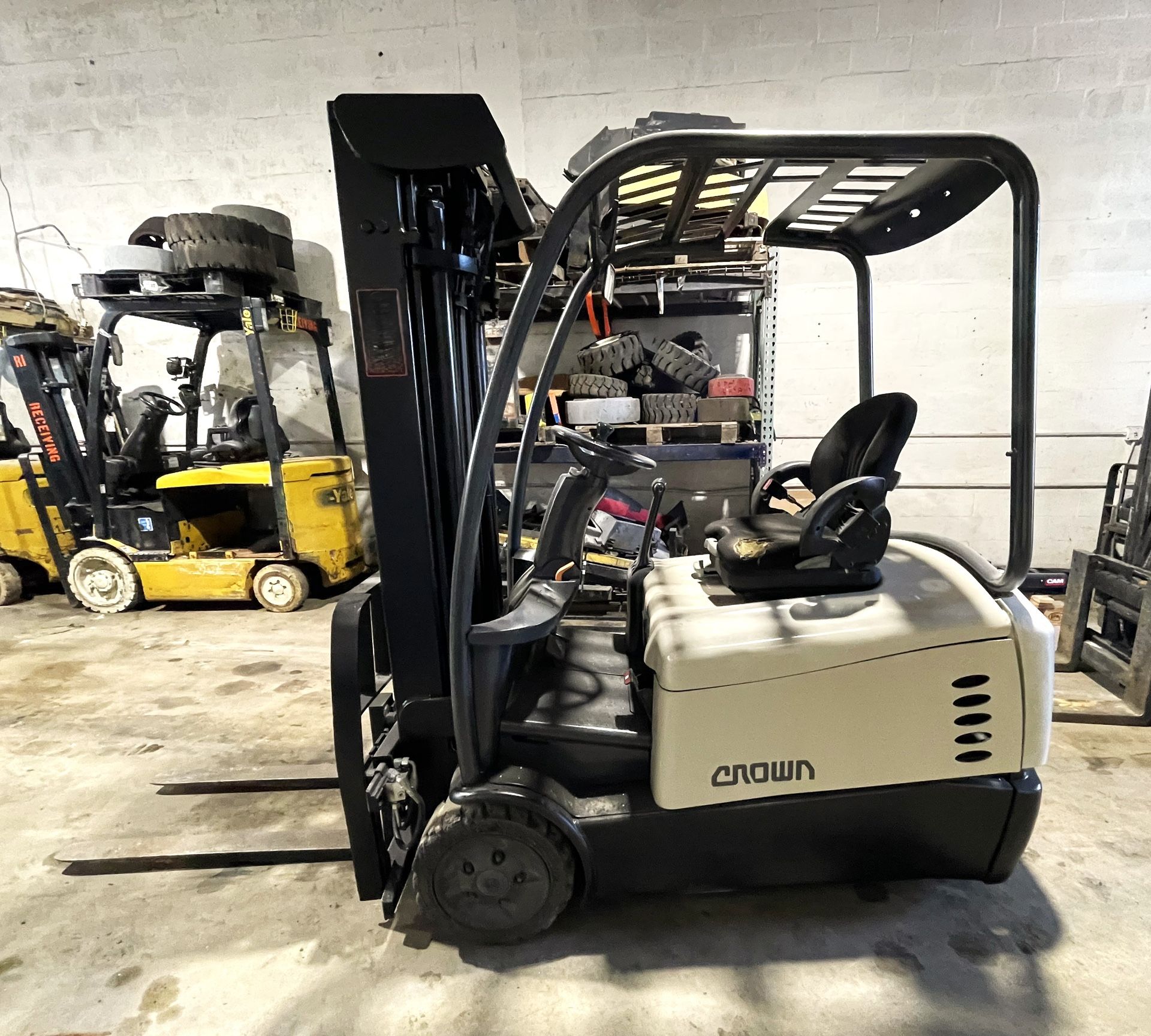 41128A1 FORKLIFT CROWN SC5200 ELECTRIC 3,5K LBS (CHASSIS ONLY)