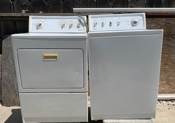 Electric kenmore white dryer and washer in great working condition