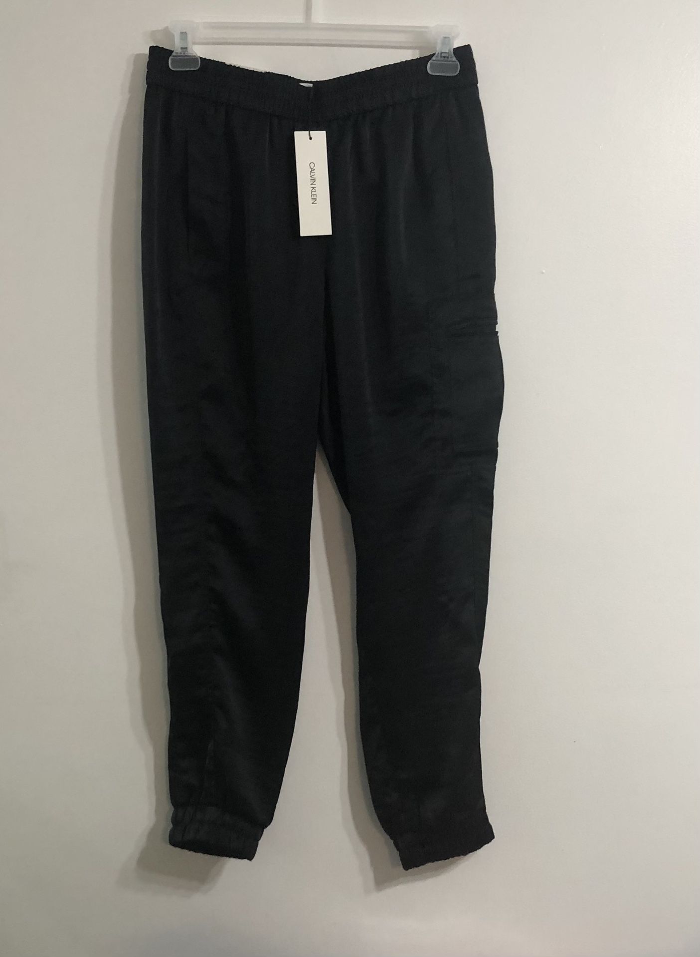 Calvin Klein women’s silky cargo jogger pant two side pockets pull on black . M