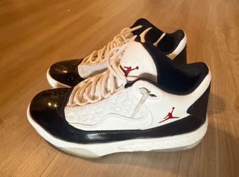 Jordan Max Aura 2 White Black Gym Red - size 8