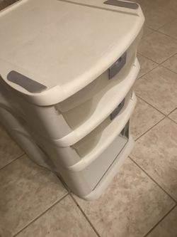 Plastic storage unit