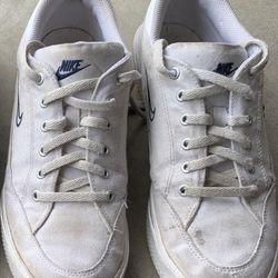 White Nike shoes Size 9.5 