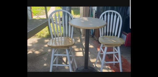 PUB TABLE AND STOOLS