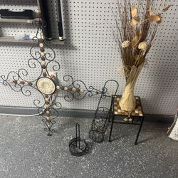 Decorations And toilet paper holder 