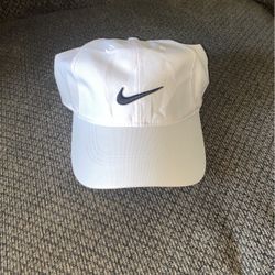 WHITE NIKE GOLF HAT