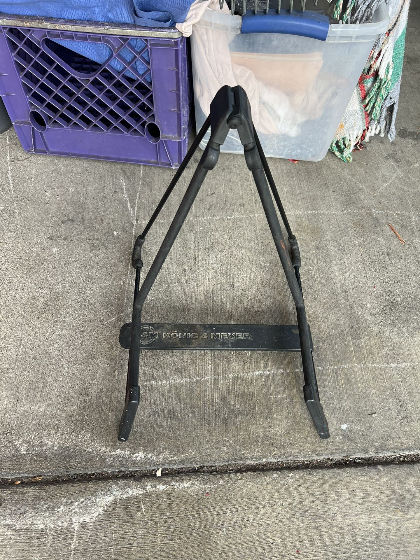 Guitar stand