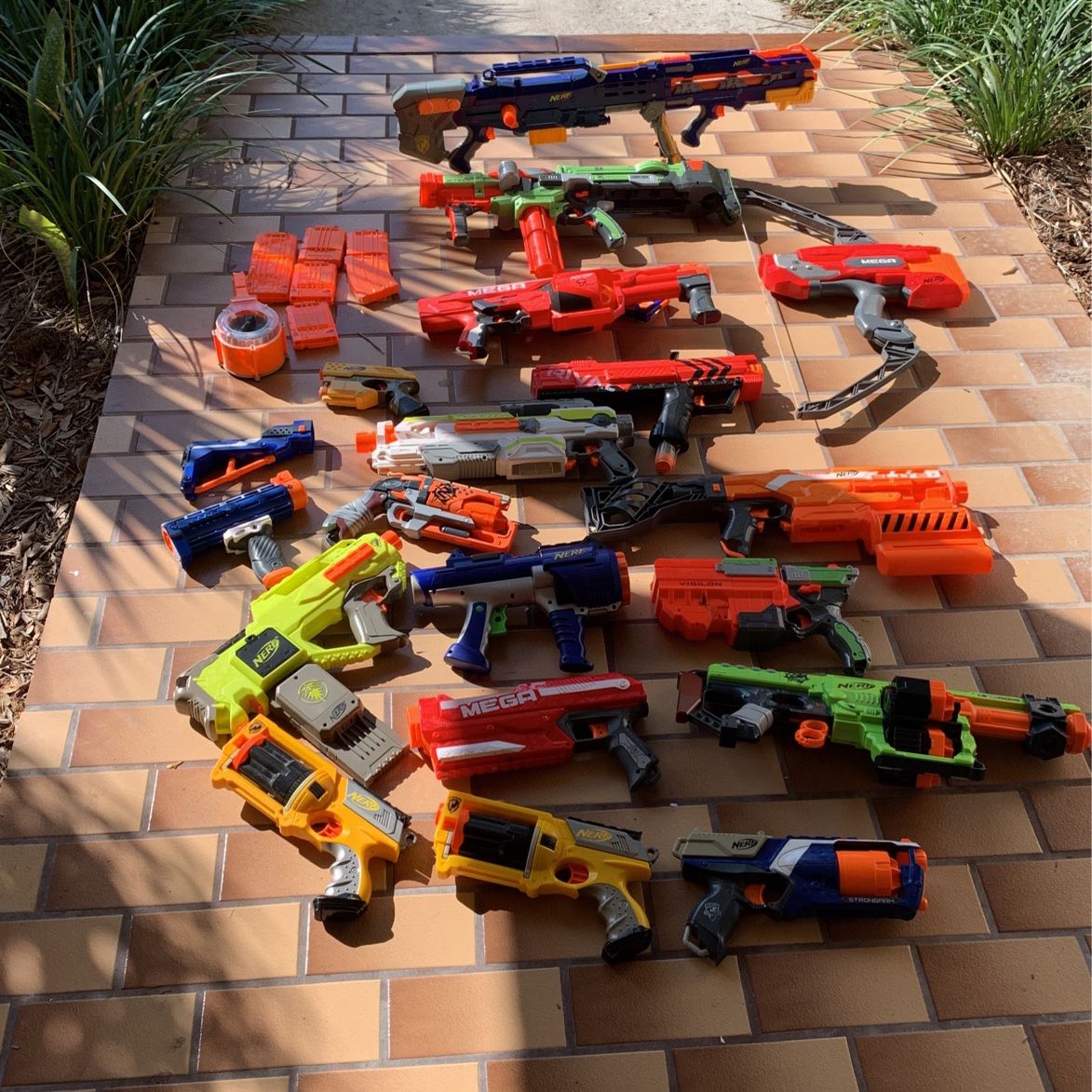 17 Nerf Guns 