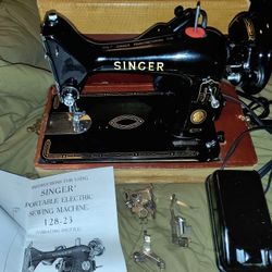 Singer Sewing machine 99k Case extras MINT TESTED