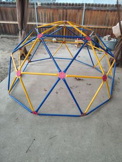 Jungle gym climbing dome
