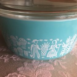 . 2 1/2 Quart Pyrex Casserole