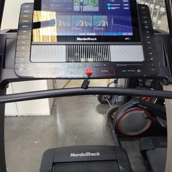 Nordictrack X22i  - Incline trainer treadmill- store display model- 28 hours  of use  - 1500$