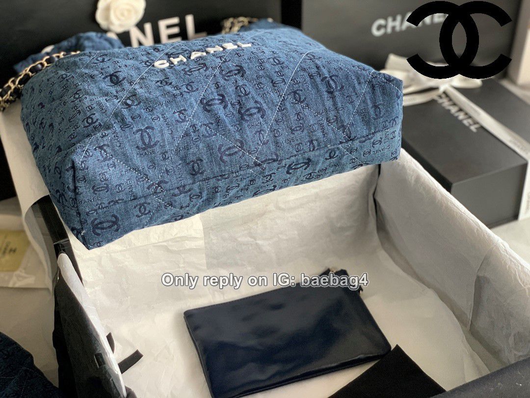 Chanel white vip gifts bag for Sale in Palo Alto, CA - OfferUp