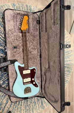 Fender Squire Classic Vibe Jazzmaster (Sonic Blue) + Brand New Deluxe Fender Deluxe Molded Case