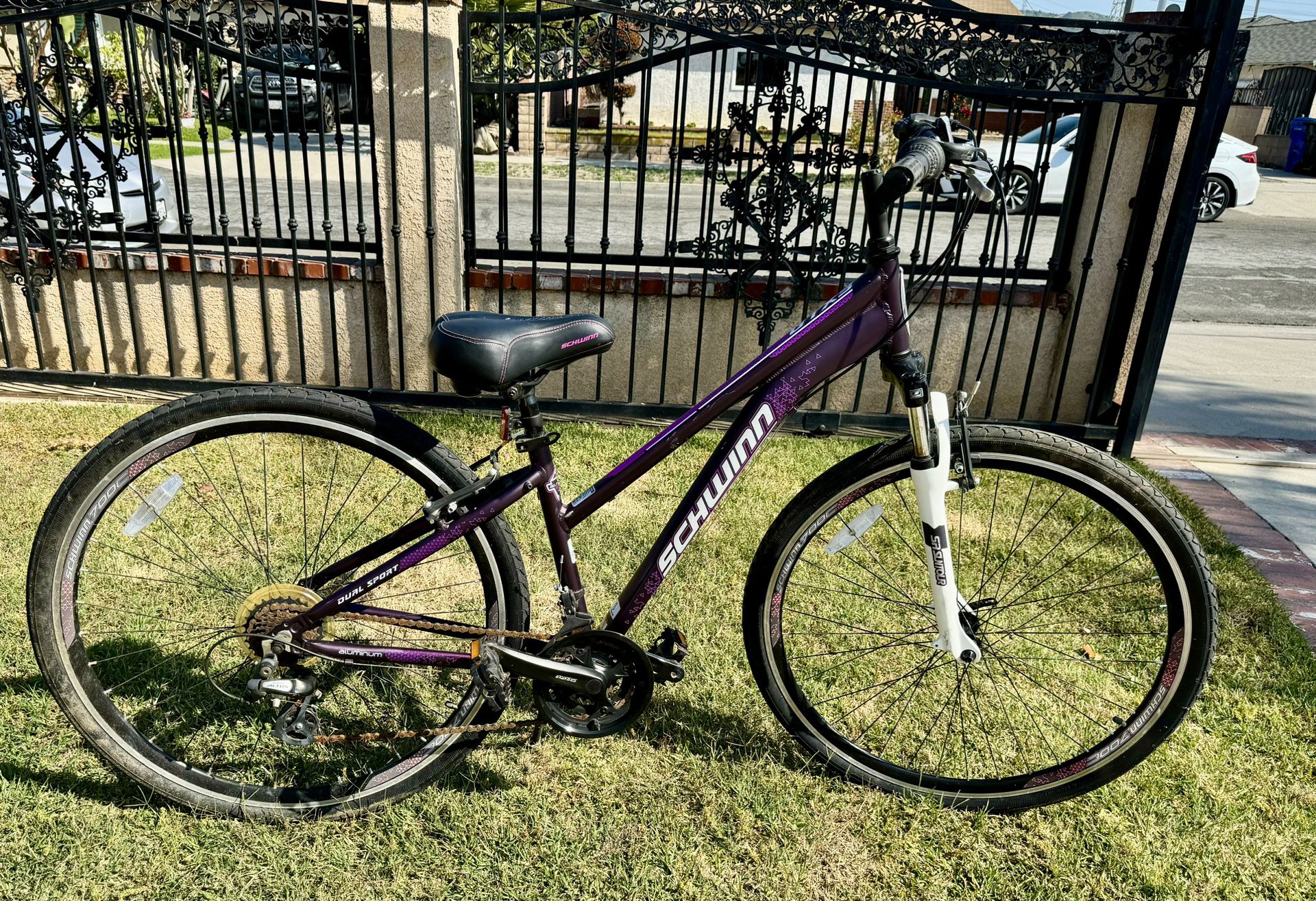 Beautiful Schwinn Hybrid Adult Bike In Purple (Dual Sport)