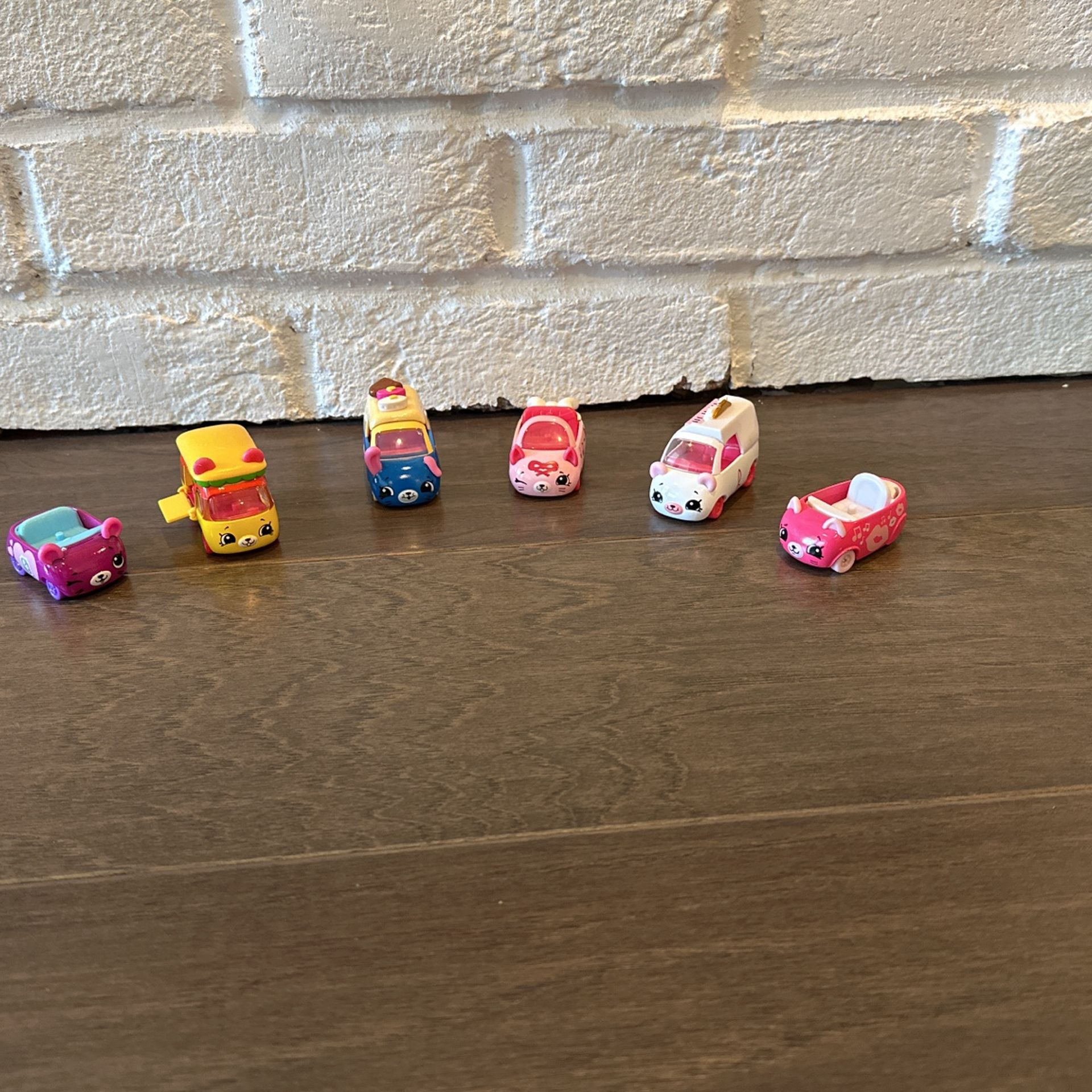 Fun 6-piece Shopkin Car!