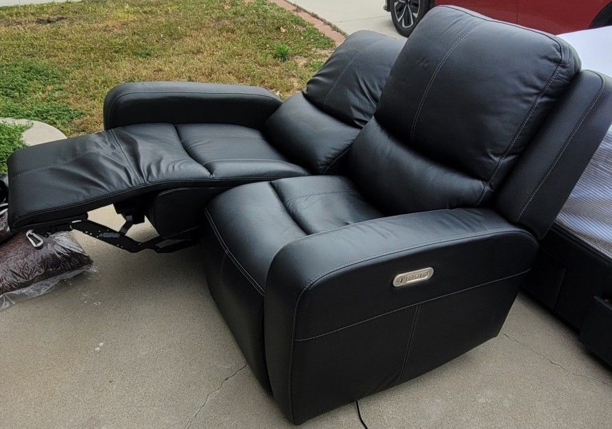 Power Reclining Loveseat w/ Power Headrest & Footrest