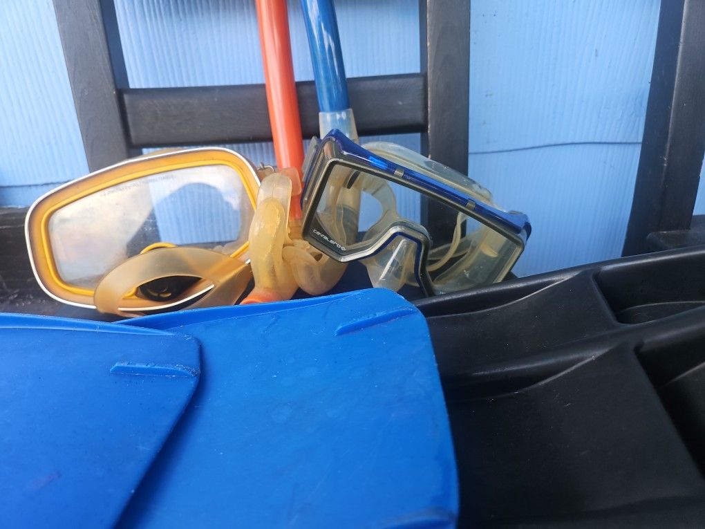 2 Scuba Or Snorkel Masks+4 Flippers