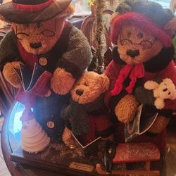 Caroling Bear Family 20wx25h