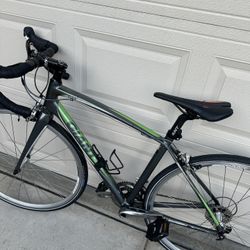 Giant Road Bike With Carbon Forks And Aluminum Body