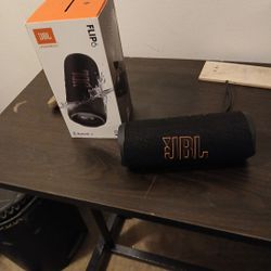JBL FLIP 6 PORTABLE SPEAKERS 