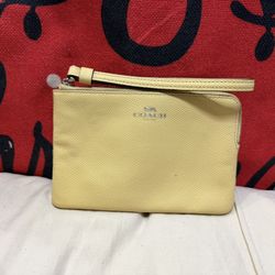 💛💐Coach Wristlet 💐💛