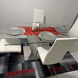 Comedor con cuatro sillas