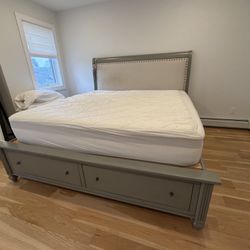 $50 - King Size Bed Frame & Headboard - Platform Bed With Two Large Drawers & Storage Space Underneath 